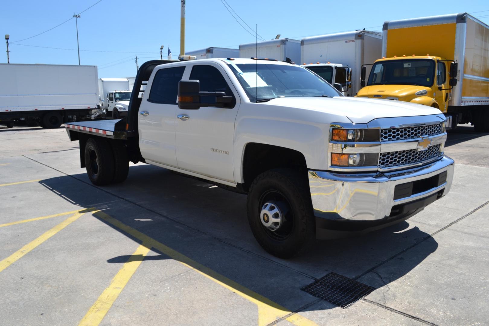 2019 WHITE /BLACK CHEVROLET 3500 with an VORTEC 6.0L V8 engine, AUTOMATIC transmission, located at 9172 North Fwy, Houston, TX, 77037, (713) 910-6868, 29.887470, -95.411903 - 13,200LB GVWR, 9FT FLATBED, 98" WIDE, GOOSNECK/BUMPER PULL HITCH, POWER WINDOWS, LOCKS, & MIRRORS, COLD A/C - Photo#2